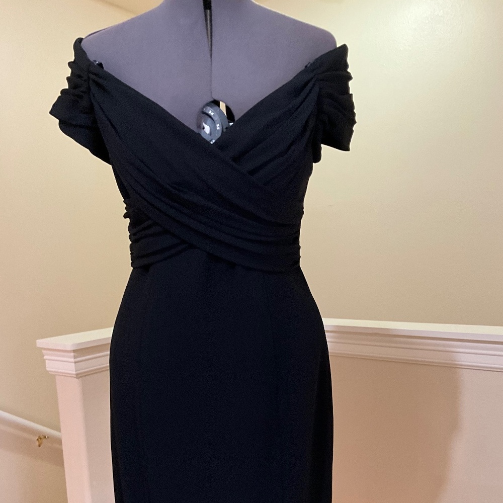 Nicole Miller, size 2, height 5’2”, weight 110. Fits like a glove.